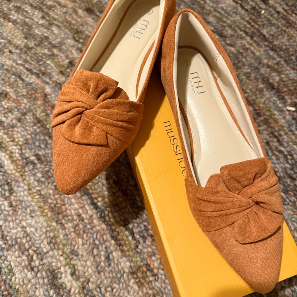 Mussive Women's Tan Flats with Bow Detail